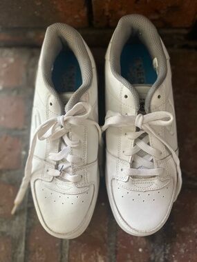 Skechers White Sneakers with Gray Collar size 7 (rm86)